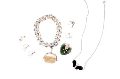 Lot 593 - A selection of gold and other jewellery