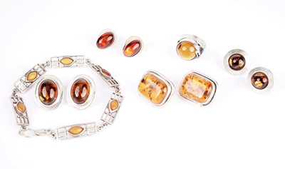Lot 633 - A collection of amber jewellery