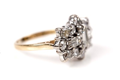 Lot 1162 - A diamond cluster ring