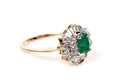 Lot 1165 - An emerald and diamond cluster ring