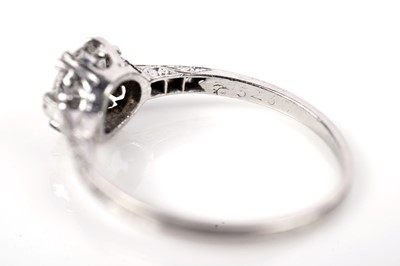 Lot 1189 - An early 20th Century diamond solitaire ring