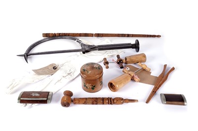 Lot 170 - A selection of treen and other collectables
