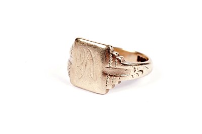 Lot 559 - A 9ct yellow gold signet ring