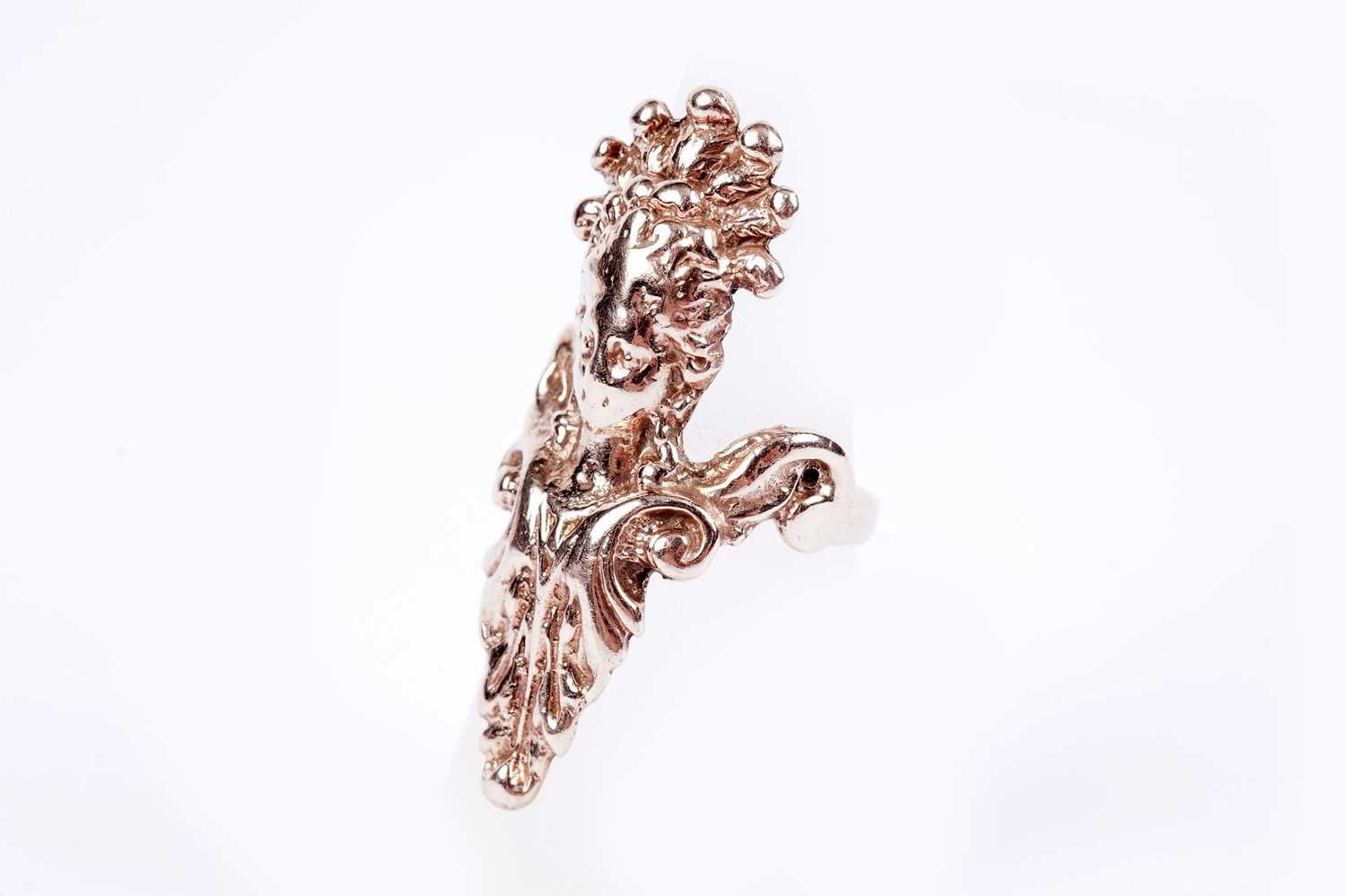 Lot 602 - A 9ct gold ring of Neoclassical influence