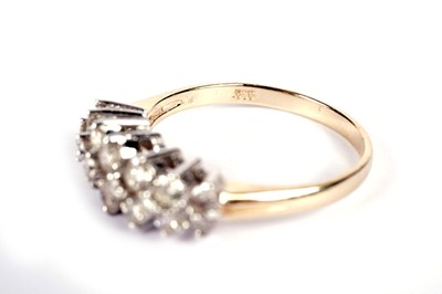 Lot 517 - A diamond dress ring