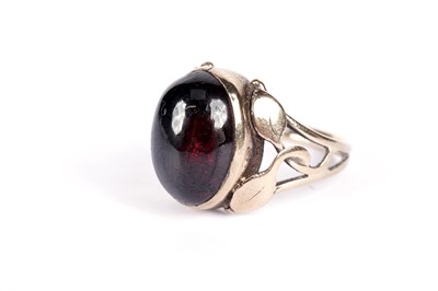 Lot 525 - A garnet dress ring