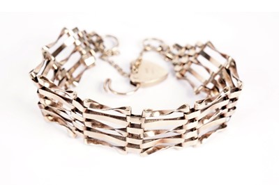 Lot 534 - A 9ct yellow gold bracelet