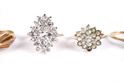 Lot 541 - A selection of gold and other rings