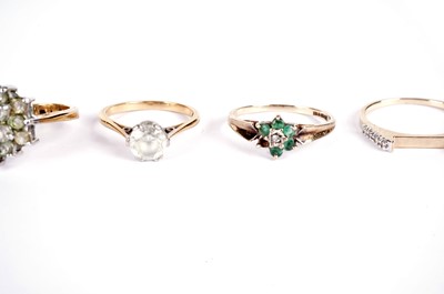 Lot 541 - A selection of gold and other rings