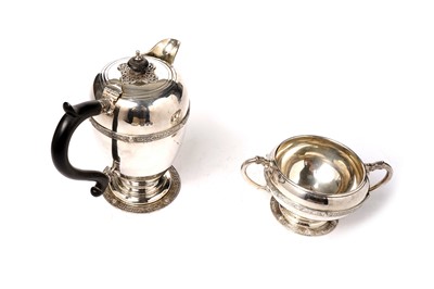 Lot 1353 - A George V silver hot water jug and matching sugar bowl