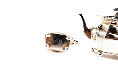 Lot 1433 - An Edwardian silver three-piece tea set