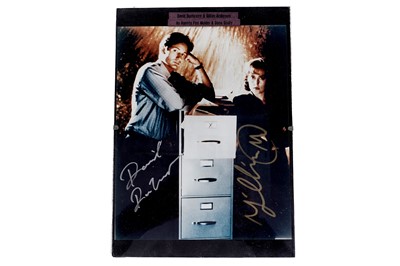 Lot 439 - A signed photograph of David Duchovny and Gillian Anderson (X-Files)