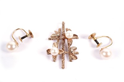 Lot 396 - A pearl pendant and earrings
