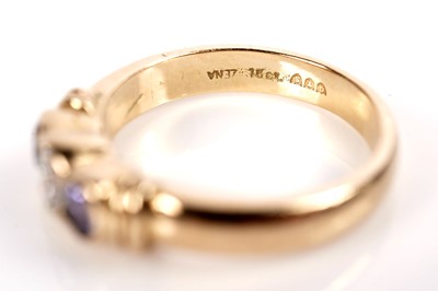 Lot 1083 - A diamond and tanzanite ring