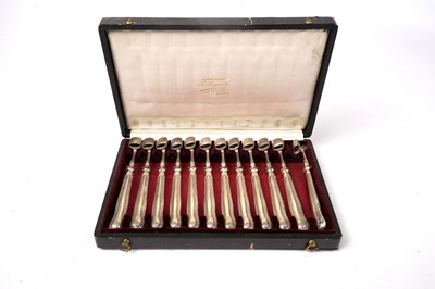Lot 1427 - A cased set of twelve early 20th Century French silver-handled meat bone holders