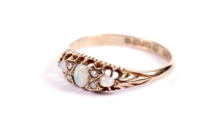Lot 433 - An Edwardian opal and diamond ring