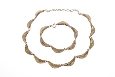 Lot 106 - A 9ct yellow gold fancy link necklace