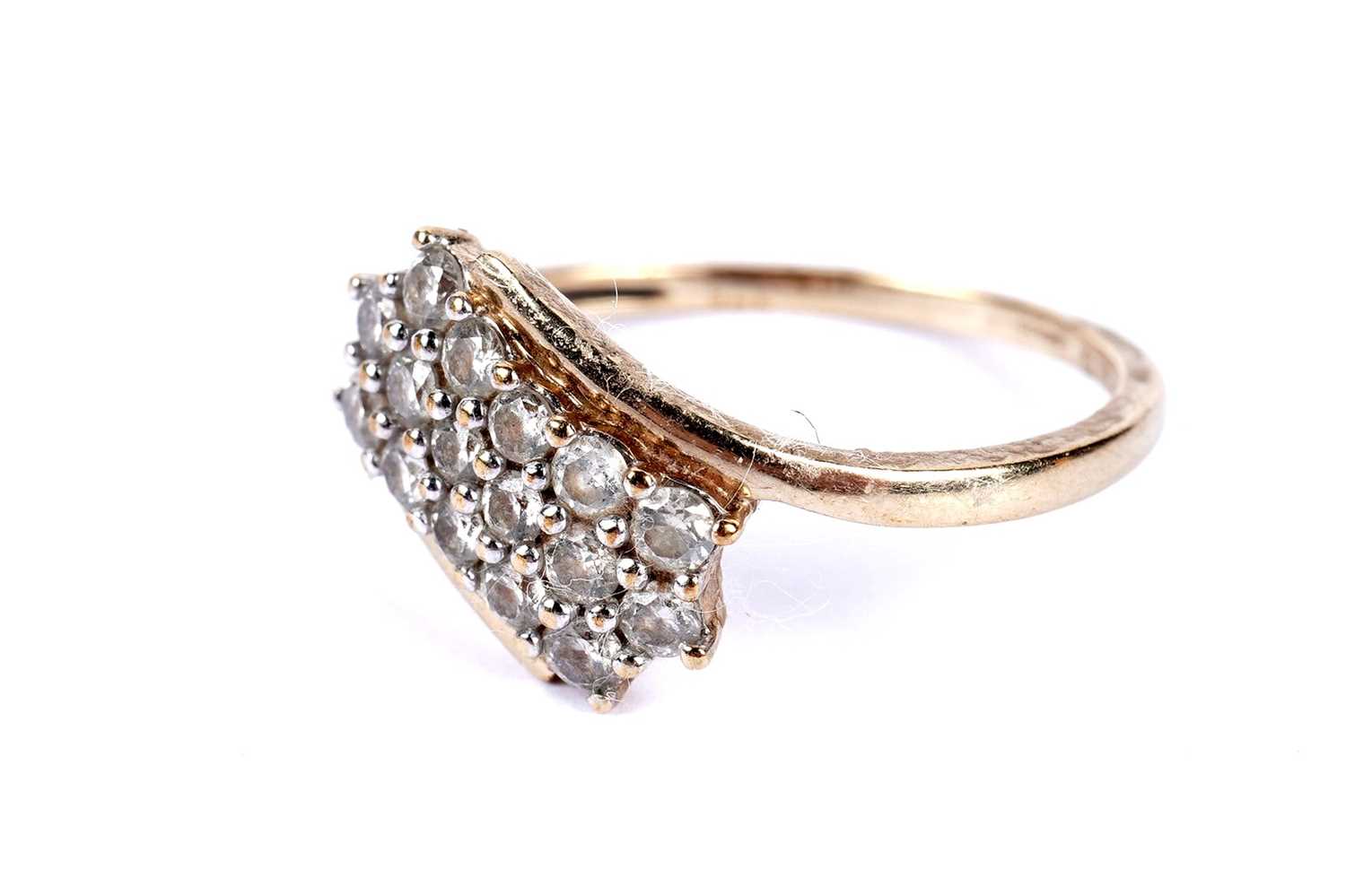 Lot 33 - A diamond dress ring