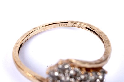 Lot 33 - A diamond dress ring