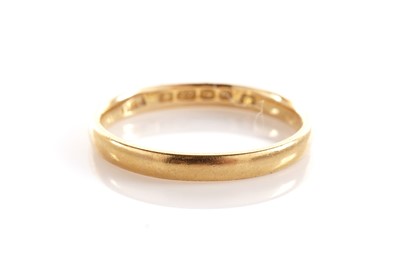 Lot 92 - A 22ct yellow gold wedding band