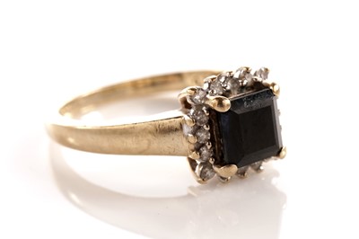 Lot 89 - A sapphire and diamond ring