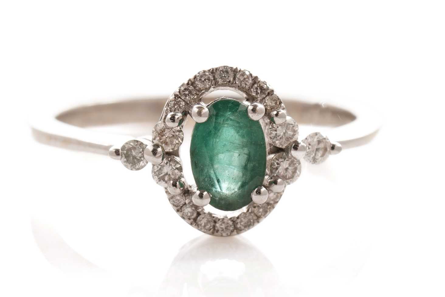 Lot 163 - An emerald and diamond ring