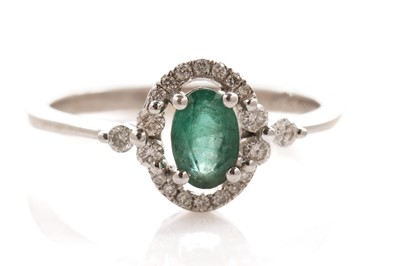 Lot 163 - An emerald and diamond ring
