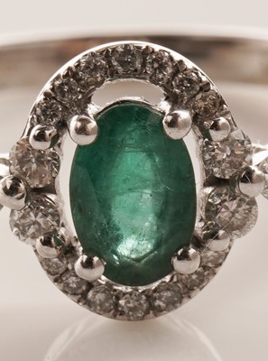 Lot 163 - An emerald and diamond ring
