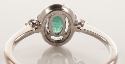 Lot 163 - An emerald and diamond ring
