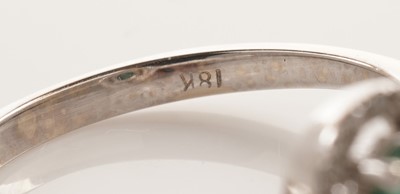 Lot 163 - An emerald and diamond ring
