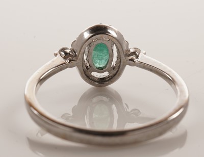 Lot 163 - An emerald and diamond ring