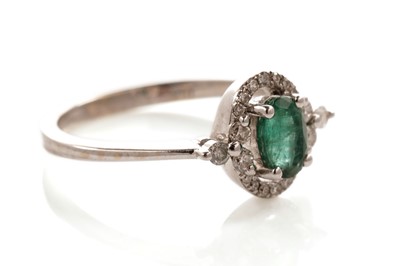 Lot 163 - An emerald and diamond ring