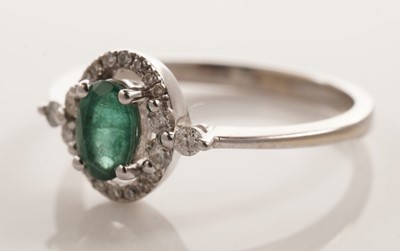 Lot 163 - An emerald and diamond ring