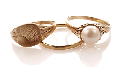 Lot 30 - A cultured pearl ring; a signet ring; and a wedding band