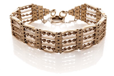 Lot 8 - A 9ct yellow gold gate link bracelet