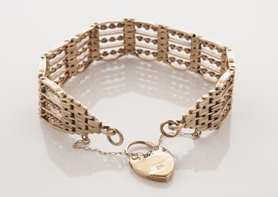 Lot 8 - A 9ct yellow gold gate link bracelet