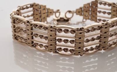 Lot 8 - A 9ct yellow gold gate link bracelet