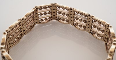 Lot 8 - A 9ct yellow gold gate link bracelet