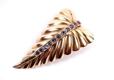 Lot 56 - A blue sapphire leaf pattern brooch