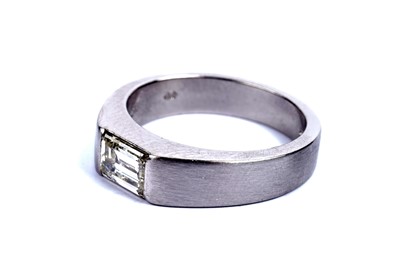 Lot 621 - A single stone baguette cut diamond ring