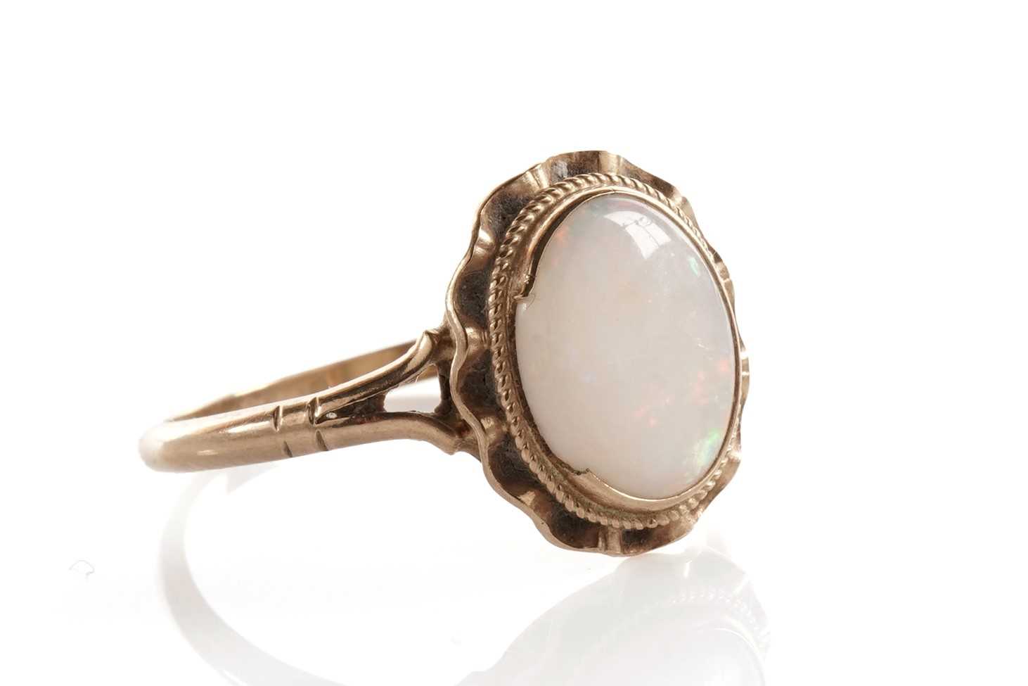 Lot 66 - An opal single stone ring