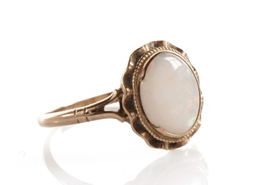 Lot 66 - An opal single stone ring