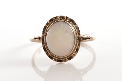 Lot 66 - An opal single stone ring