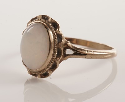 Lot 66 - An opal single stone ring