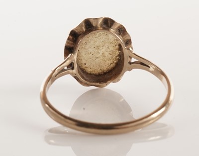Lot 66 - An opal single stone ring