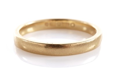 Lot 84 - An 18ct yellow gold wedding band