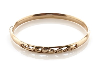 Lot 13 - An Art Nouveau style gold bangle