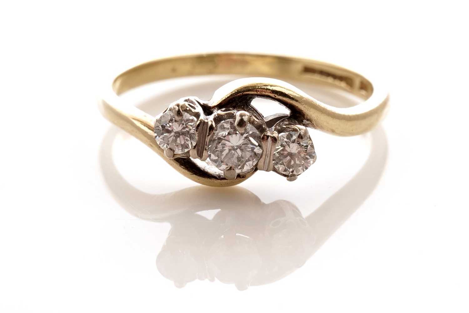 Lot 22 - A diamond trilogy ring