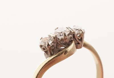 Lot 22 - A diamond trilogy ring