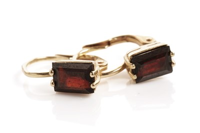 Lot 185 - A pair of garnet earrings